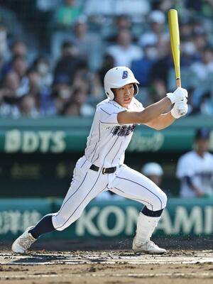 亡き父への思いを胸に、4打数2安打2盗塁と奮闘した新潟産大付属高の戸嶋翔人選手=9日、甲子園球場(写真映像部・菊池雪那)