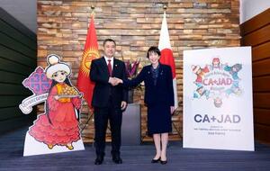 　キルギスのジャパロフ大統領（左）と握手する高市首相＝２０日午後、首相官邸