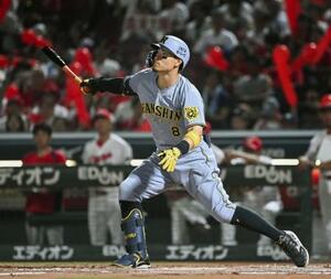 7回阪神2死二塁、佐藤輝が中堅に適時エンタイトル二塁打を放つ=マツダ