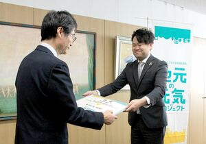 鈴木力・燕市長(左)に目録を手渡す、明治安田生命保険の小髙幸彦・新潟支社燕営業所=燕市役所