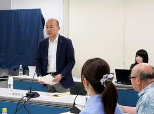 平和宣言文の起草委員会であいさつする長崎市の鈴木史朗市長=30日午前、長崎市