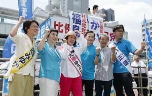3日、参院選が公示され、ラサール石井氏(中央右)らとポーズをとる社民党の福島瑞穂党首(左から2人目)=東京・新宿