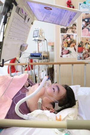 「生きること」を伝えようと執筆に励む石井大心さん=柏崎市赤坂町
