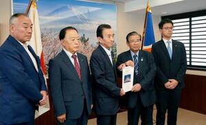 静岡県の鈴木康友知事(中央)に要望書を提出した富士山周辺自治体の首長ら=19日午後、静岡県庁
