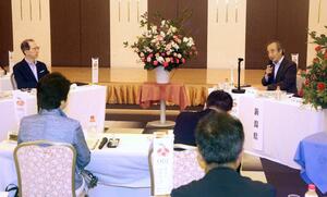 3県知事会議であいさつする花角英世知事(右)=5日、山形県鶴岡市