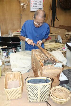 出品する作品の製作に打ち込む数馬昭男さん=佐渡市小木町