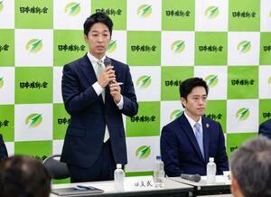 日本維新の会の常任役員会で発言する藤田共同代表。右は吉村代表=19日午後、大阪市の党本部