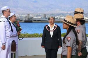 7日、米ハワイの真珠湾で営まれた式典に出席したスザンヌ・バレスラム元米陸軍少将(中央)(共同)