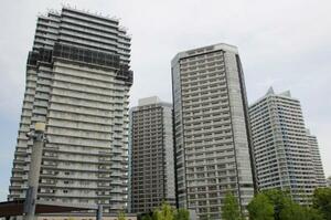 　横浜市のタワーマンション群＝１７日
