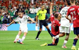 　チェコ―メキシコ　試合終了間際、チーム３点目のゴールを決めるメキシコのフィダルゴ（左端）＝メキシコ市（ゲッティ＝共同）