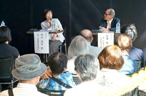 明和義人祭記念トークで語る故火坂雅志さんの妻中川洋子さん(左)=新潟市中央区万代3の新潟日報メディアシップ