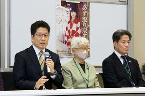 高市早苗首相との面会後に記者会見する拉致被害者家族会。左から横田拓也さん、早紀江さん、哲也さん＝１０月２３日、東京都千代田区