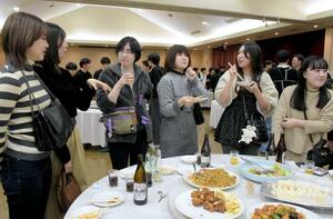 25歳の糸魚川市民や出身者らが交流を深めた催し=糸魚川市大町1