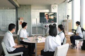 オンラインで講演する若新雄純さん=2021年7月