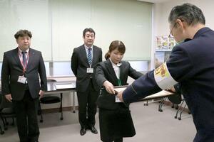 感謝状を受け取った(左から)鈴木敏昭さん、外山英治さん、小畑綾花さん=加茂署