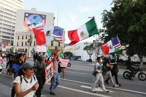 　２０２５年６月、米ロサンゼルスで、トランプ政権の不法移民摘発に抗議する人たち（共同）