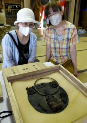 5年ぶりに公開された金銅虚空蔵菩薩懸仏=8月8日、上越市三和区の五十君神社