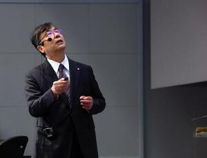 ストックホルム近郊のウプサラ大で講演する坂口志文さん=13日(共同)