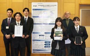 新基準バットについての研究を行った、塩沢商工高校野球部のメンバーと教員=南魚沼市泉盛寺