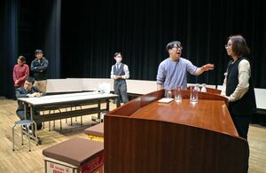 「劇団撃ち合わせ」のメンバーによる稽古=佐渡市中原
