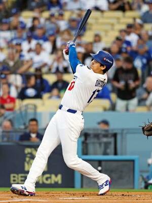 米大リーグ、ワイルドカードシリーズ第1戦のレッズ戦で、1回に先頭打者本塁打を放つドジャースの大谷翔平=9月30日、ロサンゼルス(共同)