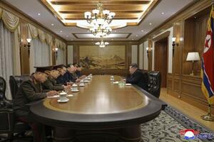 核関連分野の科学者や技術者との重要会議に臨む北朝鮮の金正恩朝鮮労働党総書記(右)=26日(朝鮮中央通信=共同)