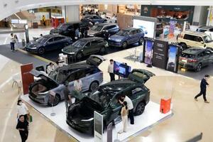 北京市内の商業施設に展示された車=5月(共同)