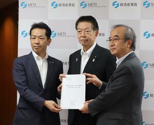 半導体関連産業の円滑な事業譲渡に向けた要望書を武藤容治経済産業相(中央)に渡す花角英世知事(右)と小千谷市の宮崎悦男市長=29日、東京・霞が関