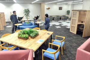 木のぬくもりを生かした空間に改修されたJAバンク県信連の多目的スペース=新潟市中央区