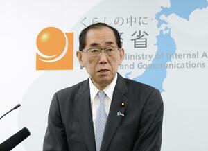 閣議後の記者会見で発言する松本総務相=4月5日、総務省