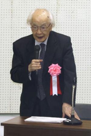 安全文化をつなぐシンポジウムで講演するノンフィクション作家の柳田邦男さん=8日午後、群馬県上野村