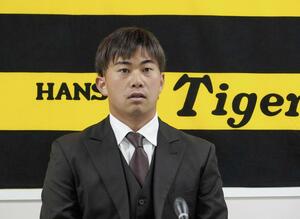 契約更改を終え、取材に応じる阪神・桐敷＝２７日、兵庫県西宮市