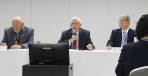 記者会見するデール・クライン原子力改革監視委員会委員長(中央)ら=23日、東京・内幸町の東京電力本社