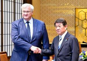 　会談前に握手する茂木外相（右）とウクライナのシビハ外相＝１日午後、東京都港区の飯倉公館