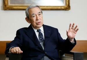 インタビューに応じる関経連の松本正義会長