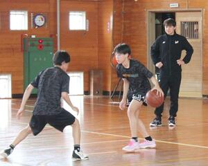 母校の直江津東中学校で後輩たちを指導する新潟アルビレックスBBの五十嵐圭選手(右)=上越市安江