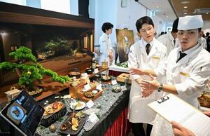 12日、韓国・大田の又松情報大で開かれた料理コンテストで、審査員に説明する学生ら(共同)
