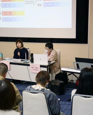学校生活などでの体験談を語り合った生徒交流会の公開学習会=長岡市