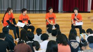 京ケ瀬小の児童に講演するラビッツの選手たち=阿賀野市