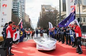 　オーストラリア大陸縦断レースでゴールする東海大のソーラーカー＝２８日、南部アデレード（共同）