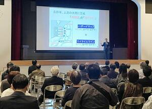 台風19号による大河津分水の水位上昇を振り返り、防災・減災対策を考えた講演会=燕市分水新町2