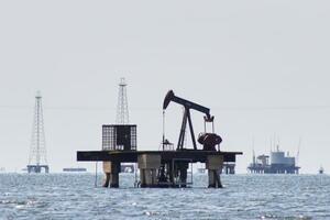 　ベネズエラ北西部の石油関連施設＝７日（ＡＰ＝共同）