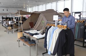 アウトドア用品やアパレルなどが並ぶスノーピークの店舗＝三条市