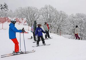 国内外のスキーヤーらでにぎわう赤倉観光リゾートスキー場=1月、妙高市