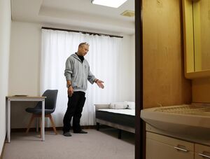 自立援助ホーム「MOMO」の個室。洗面台とベッド、椅子、机が備え付けられている=三条市嘉坪川1