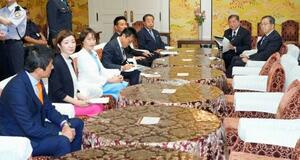 与野党7党首との会談に臨む石破首相(右から2人目)=25日午前、国会