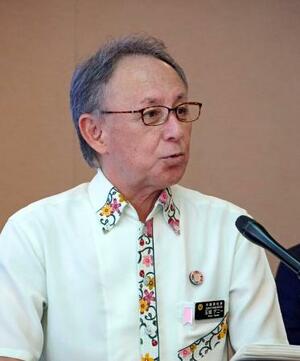 　定例の記者会見をする沖縄県の玉城デニー知事＝２１日午前、沖縄県庁