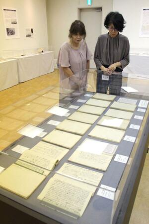 吉田東伍の歩みを示す資料が並ぶ吉田東伍記念博物館の企画展=阿賀野市保田