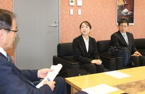 魚沼市の地域おこし協力隊に任命された高橋優歩さん(中央)と内山博明さん(右)=市役所