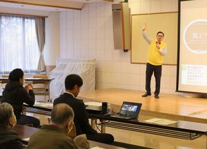 エコな暮らし方について講演する「大谷ってヤツですよ!」さん=妙高市の新井総合コミュニティセンター